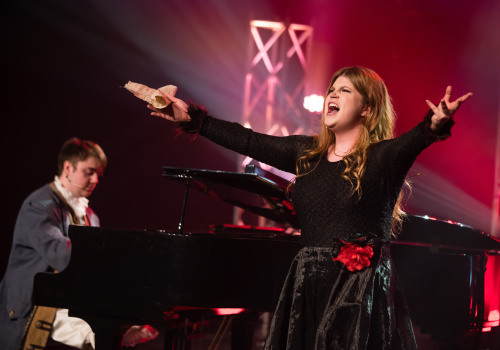 Emma Bérubé-McGee et Cédrick Ducasse en prestation lors de Cégeps en spectacle