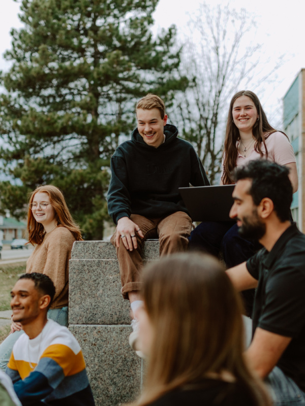 Groupe d'étudiants à l'extérieur