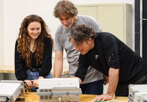 2 étudiants et un enseignant en Électronique programmable