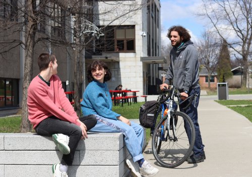 Trois étudiants se rencontrent dehors