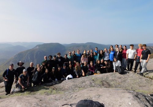 Groupe d'étudiants en Sciences humaines au sommet d'une montagne