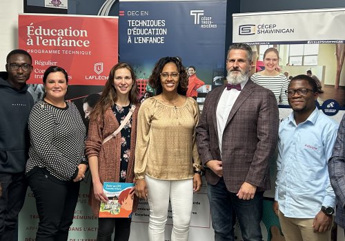 Groupe de personnes en rangée pour le lancement du livre Victor au CPE Pommettes et Barbus