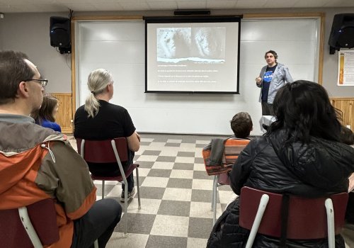 Julien Vassallo, enseignant de physique, a donné une conférence à la Bibliothèque Jeanne-Hébert de St-Wenceslas