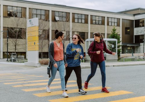 3 étudiantes traversant une rue devant le cégep