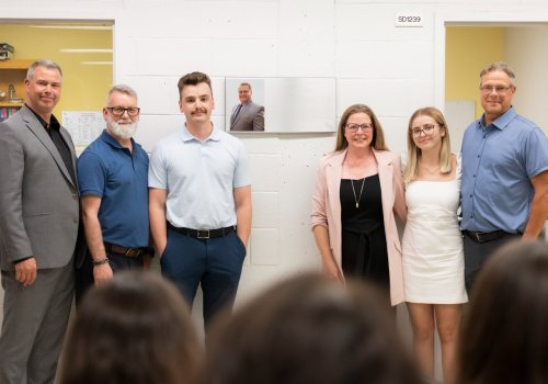 Collègues et famille lors de l'inauguration de l'Atelier Luc-Veillette