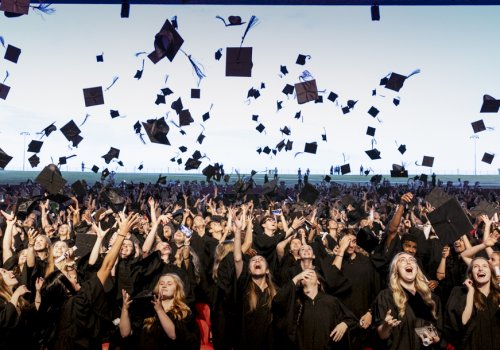 Cérémonie de fin d'études 2024. Lancer du mortier.