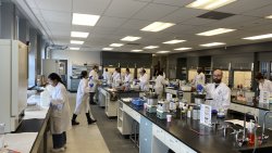 groupe d'étudiants dans un laboratoire