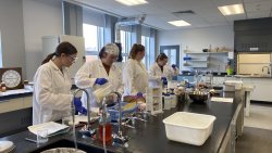 groupe d'étudiants dans un laboratoire