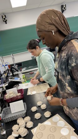 2 étudiants dans un laboratoire