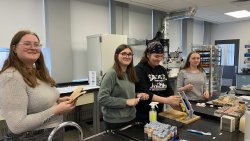 groupe d'étudiants dans un laboratoire