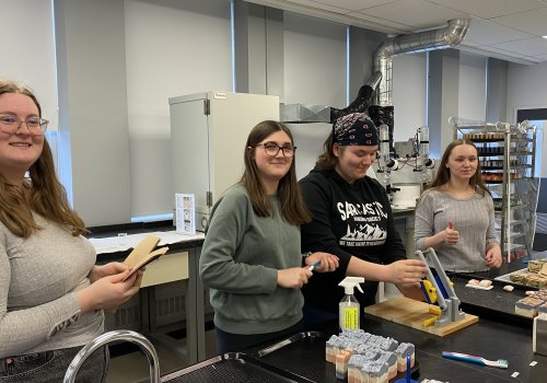 groupe d'étudiants dans un laboratoire