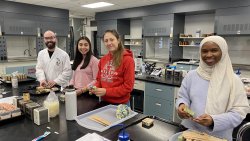 groupe d'étudiants dans un laboratoire