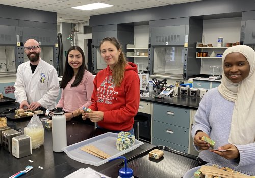groupe d'étudiants dans un laboratoire