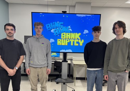 Cinq étudiants du programme Techniques de l’informatique présentent un jeu vidéo