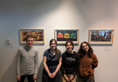 4 étudiants devant des peintures