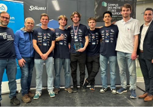 Groupe d'étudiants de Génie mécanique à la compétition Robotfly, en France