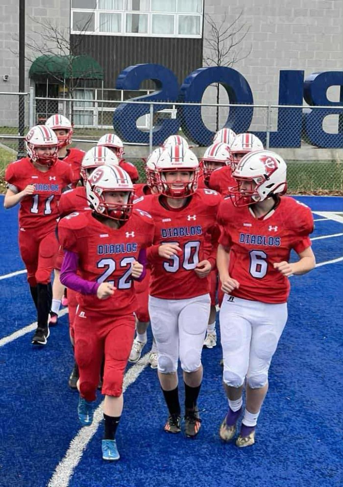Équipe de hockey féminine des Diablos en habit de football