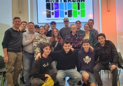 Délégation de Génie civil de 17 personnes prenant la pose pour une photo