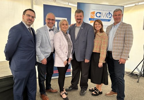 Alexandre Bois-Brochu, responsable d’axe au CMQ, Luc Sirois, innovateur en chef et directeur général au Conseil de l’innovation du Québec, Valérie Ouellet, représentante de la direction du CRDA de Rio Tinto, Gheorghe Marin, directeur général du CMQ, Nathalie Cauchon, directrice des études et de la vie étudiante au Cégep de Trois-Rivières, et Eric Milette, directeur général du Cégep de Trois-Rivières.