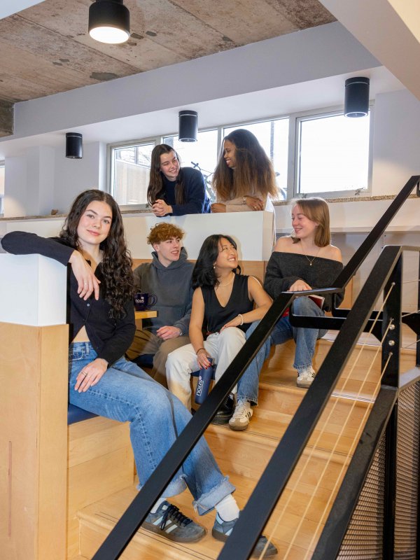 Groupe d'étudiants prenant la pose dans un escalier