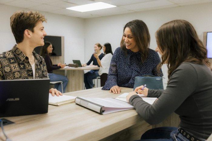 3 personnes assises qui discutent