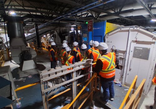 Des étudiants et membres du personnel en visite au centre de tri