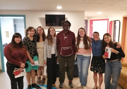 Boucar Diouf et des étudiantes du cours Pratique de la communication