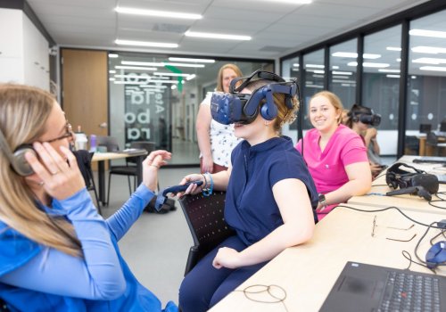 3 étudiantes en soins infirmiers utilisant un casque de VR