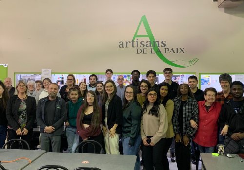 Des étudiants et étudiantes en Comptabilité et gestion au local des Artisans de la pax