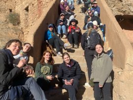 Groupe d'étudiants et d'étudiante faisant un cours complémentaires au Maroc en 2024-2025