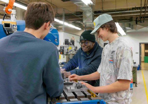Papa et futur étudiant qui écoutent des explications