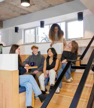 Groupe d'étudiants à la cafétéria