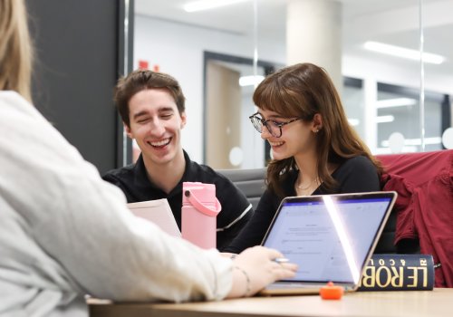 Un étudiant et une étudiante qui rient
