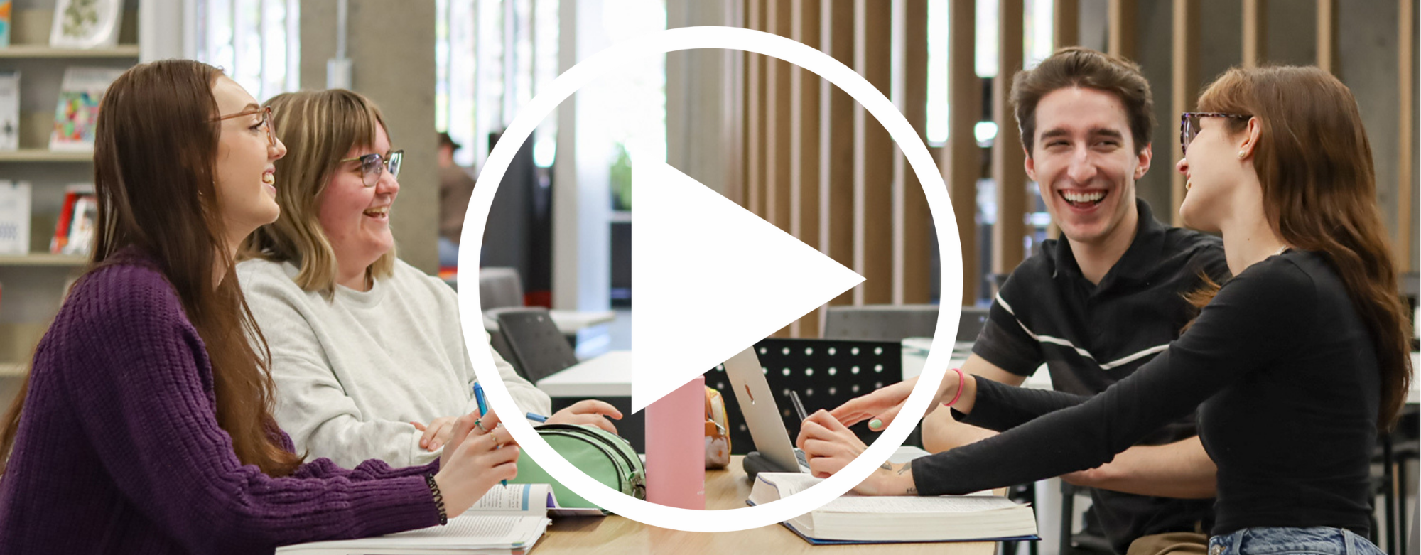 4 étudiants qui discutent à une table