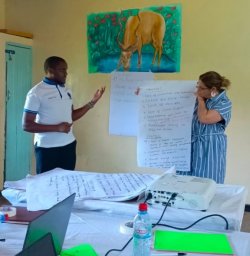 2 personnes présentatrices au Kenya