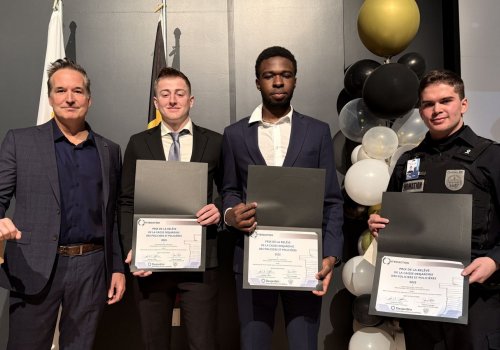 Les étudiants du cours Stratégies d'intervention enseigné par Nathalie Frigon ont remporté les honneurs du Prix de la relève de la Caisse Desjardins des policiers et policières.
