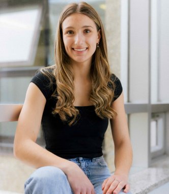 Étudiante assise | Visite et explore 2026