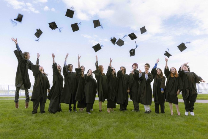 Diplômés du cégep qui lancent leur mortier