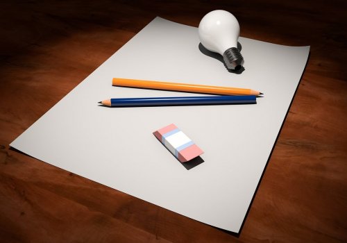 Feuille avec une ampoule, un crayon et une efface