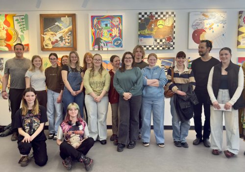 Les étudiants artistes en Arts visuels (dont c'était le vernissage) et une des lauréates de la Fabrique aux utopies, Laurie Proulx.