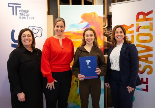 Léanne Gaudreault, récipiendaire de la bourse régionale sport-études de la Fondation Desjardiens entourés de dignitaires du cégep