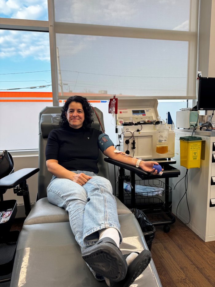 Marie-Josée Boily en train de faire un don de plasma