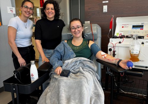 Annick Lefebvre en train de faire un don de plasma. Elle est accompagné de Marie-Josée Boily et Ariane L’Hérault.