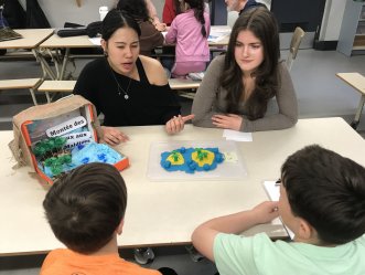 Des étudiant·es de Sciences humaines transmettent leur savoir à des élèves du primaire