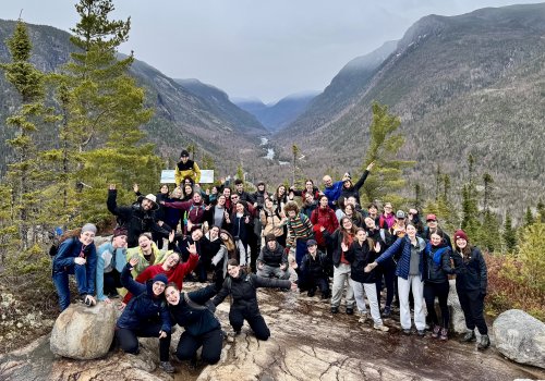 Délégation d'élèves de Sciences. lettres et arts dans Charlevoix