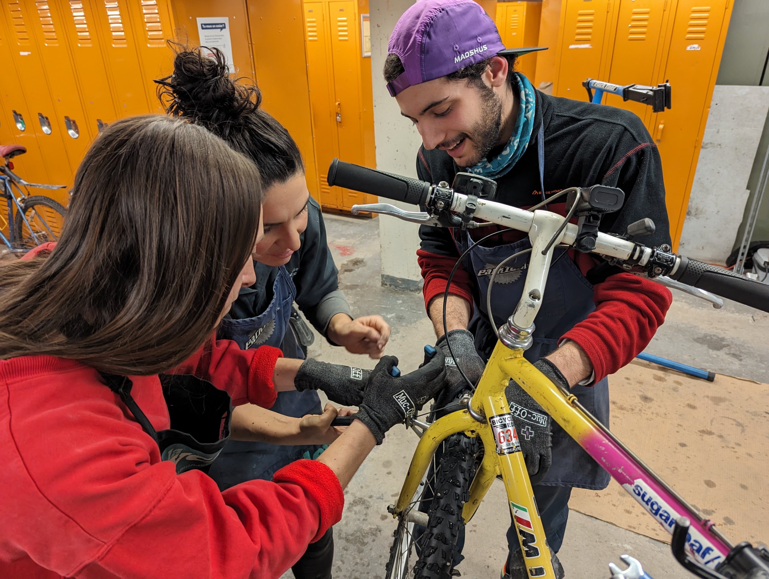 Réparatiion d'un vélo à La Cyclerie
