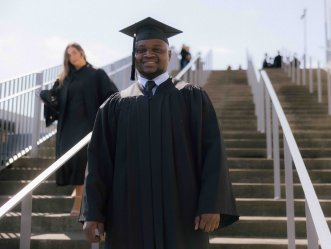De réfugié à diplômé : le parcours de Rodrigue Chatelain Wa Lushoka Mugisho