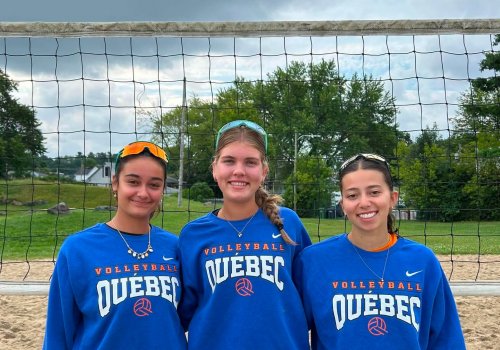 Lydia Simard, Émily Fraser et Émy Cloutier, étudiantes-athlètes Diablos en volleyball
