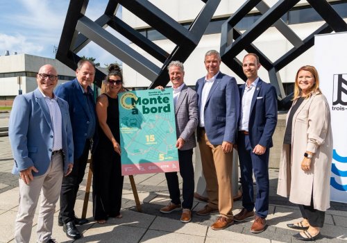De gauche à droite : Jean-Denis Girard, conseiller municipal district de Châteaudun, Jean-François Aubin, maire de Trois-Rivières, Annie Provencher, conseillère municipale district du Carmel, Gilles Hudon, président-directeur général adjoint Santé Québec Mauricie-et-Centre-du-Québec – Universitaire, Éric Millette, directeur général du Cégep Trois-Rivières, Mathieu Desjardins, vice-recteur au développement humain et organisationnel Université du Québec à Trois-Rivières ainsi que Nathalie Cauchon, présidente du conseil d’administration de la Société de Transport de Trois-Rivières. 