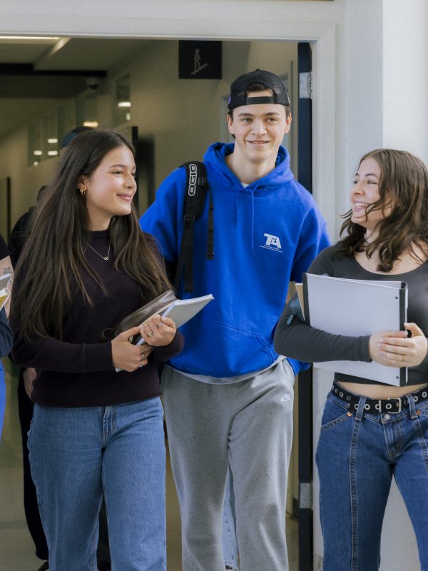 Groupe d'étudiants qui marchent